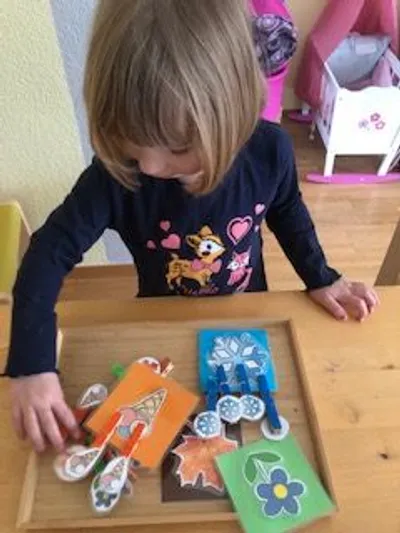 Kind bastelt Karten
