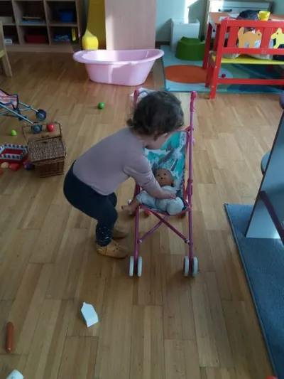 Kind beim Alltag nachahmen mit Baby