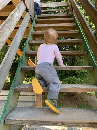 Kind klettert Stufen hoch