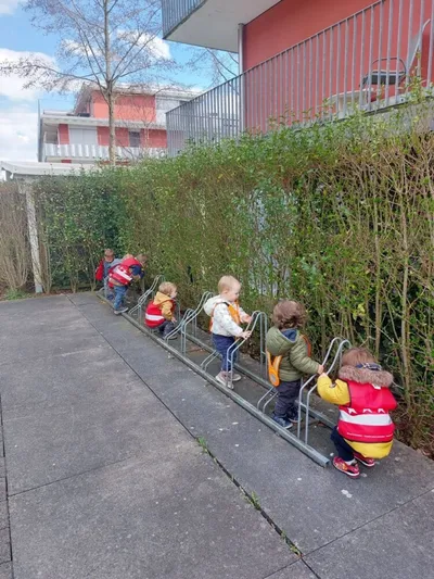 Kinder spielen draussen
