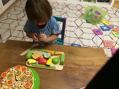 Schneiden von Spiel-Gemüse