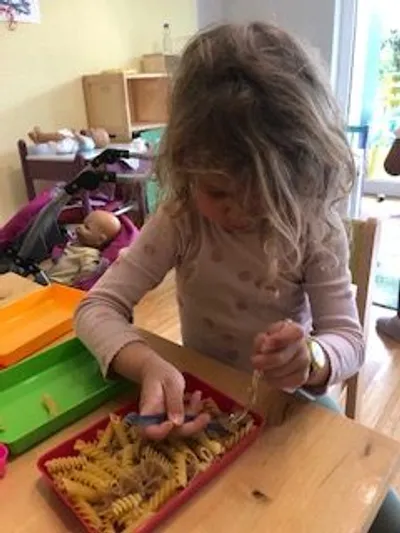 Training der Feinmotorik mit Nudeln